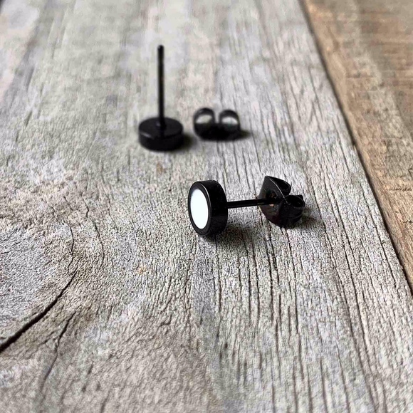 Men's Stud Earrings. - Picture 4 of 4